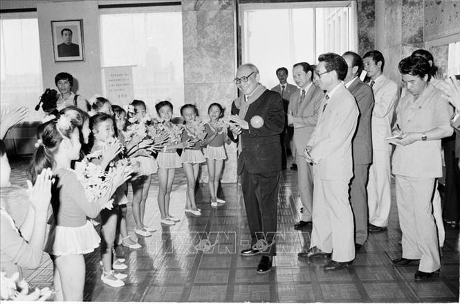 Chủ tịch Hội đồng Nhà nước Võ Chí Công với thiếu nhi Triều Tiên trong chuyến thăm Triều Tiên, tháng 9/1988. Ảnh: Minh Điền - TTXVN