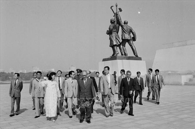 Chủ tịch Hội đồng Nhà nước Võ Chí Công tham quan tháp Juche bên bờ sông Đại Đồng ở thủ đô Bình Nhưỡng, trong chuyến thăm và tham dự Lễ kỷ niệm lần thứ 40 ngày thành lập nước CHDCND Triều Tiên, tháng 9/1988. Ảnh: Minh Điền - TTXVN