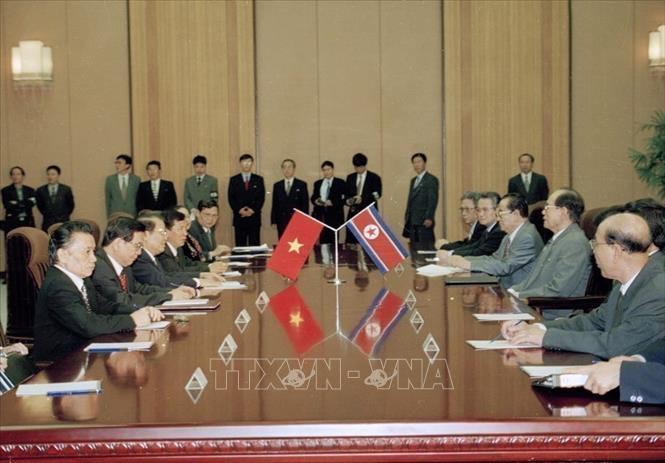Chủ tịch nước Trần Đức Lương hội đàm với Chủ tịch Đoàn Chủ tịch Hội nghị Nhân dân tối cao Triều Tiên Kim Yong-nam trong chuyến thăm chính thức CHDCND Triều Tiên (Bình Nhưỡng, 3/5/2002). Ảnh: Trọng Nghiệp - TTXVN