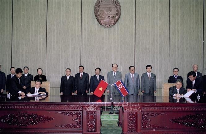 Chủ tịch nước Trần Đức Lương và Chủ tịch Đoàn Chủ tịch Hội nghị Nhân dân tối cao Triều Tiên Kim Yong-nam chứng kiến Lễ ký Hiệp định hợp tác giữa hai nước (Bình Nhưỡng, 3/5/2002). Ảnh: Trọng Nghiệp - TTXVN