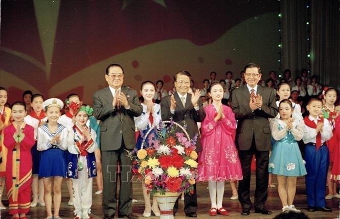 Chủ tịch nước Trần Đức Lương thăm Cung thiếu nhi tại thủ đô Bình Nhưỡng và tặng hoa các thiếu nhi Triều Tiên biểu diễn nghệ thuật chào mừng, ngày 3/5/2002, trong chuyến thăm chính thức CHDCND Triều Tiên. Ảnh: Trọng Nghiệp - TTXVN