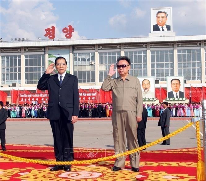 Tổng Bí thư Nông Đức Mạnh và Tổng Bí thư Đảng Lao động Triều Tiên Kim Jong-il tại Lễ đón ở sân bay quốc tế Sunan (Bình Nhưỡng), ngày 16/10/2007, trong chuyến thăm hữu nghị chính thức CHDCND Triều Tiên. Ảnh: Đinh Xuân Tuân - TTXVN