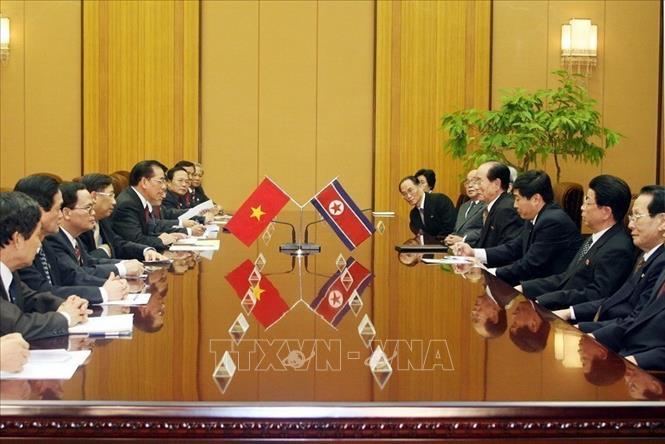 Tổng Bí thư Nông Đức Mạnh hội kiến đồng chí Kim Yong-nam, Chủ tịch Uỷ ban thường vụ Hội nghị Nhân dân tối cao Triều Tiên (Bình Nhưỡng, 17/10/ 2007). Ảnh: Đinh Xuân Tuân - TTXVN