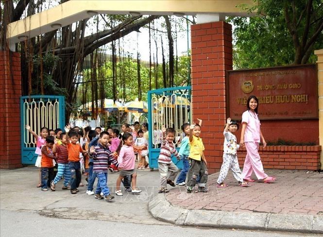 Trường mẫu giáo Việt Triều, Quận Đống Đa (Hà Nội) - công trình do CHDCND Triều Tiên xây tặng Việt Nam năm 1978 với quy mô ban đầu 4 lớp học và 120 cháu, đến nay đã không ngừng nâng cao chất lượng, trình độ đội ngũ giáo viên và cơ sở vật chất, là một trong những trường trên địa bàn thành phố Hà Nội đạt chuẩn số trẻ/lớp. Ảnh: Bích Ngọc - TTXVN