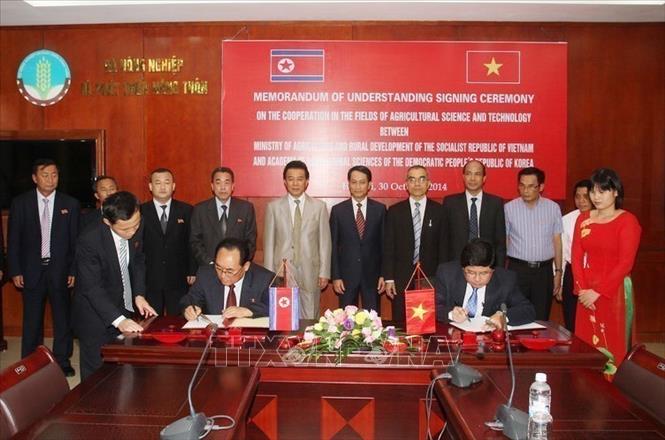 Lễ ký Biên bản ghi nhớ hợp tác trong lĩnh vực khoa học kỹ thuật nông nghiệp giữa Bộ Nông nghiệp và Phát triển nông thôn Việt Nam với Viện Khoa học nông nghiệp Triều Tiên (Hà Nội, 30/10/2014). Ảnh: Đình Huệ - TTXVN