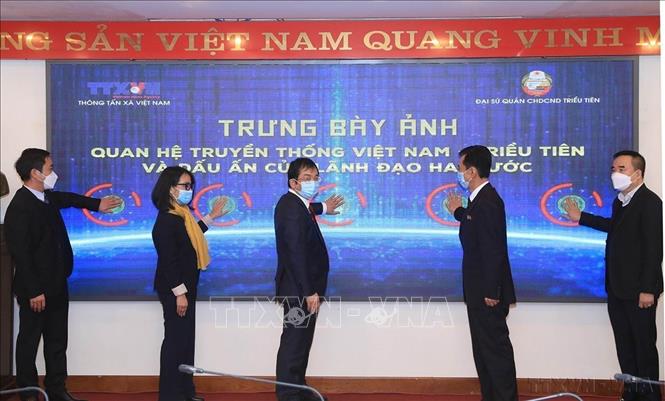Khai mạc trưng bày ảnh “Quan hệ truyền thống Việt Nam – Triều Tiên và dấu ấn của lãnh đạo hai nước” doThông tấn xã Việt Nam phối hợp với Đại sứ quán CHDCND Triều Tiên tại Việt Nam tổ chức (Hà Nội, 10/2/2022). Ảnh: Tuấn Anh - TTXVN