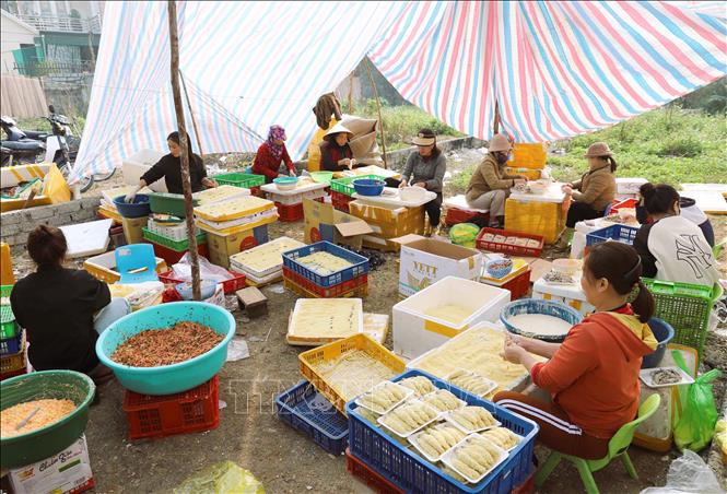 Không khí tất bật tại các cơ sở chế biến hải sản trên địa bàn huyện Diễn Châu (Nghệ An) dịp gần Tết. Ảnh: Xuân Tiến - TTXVN 