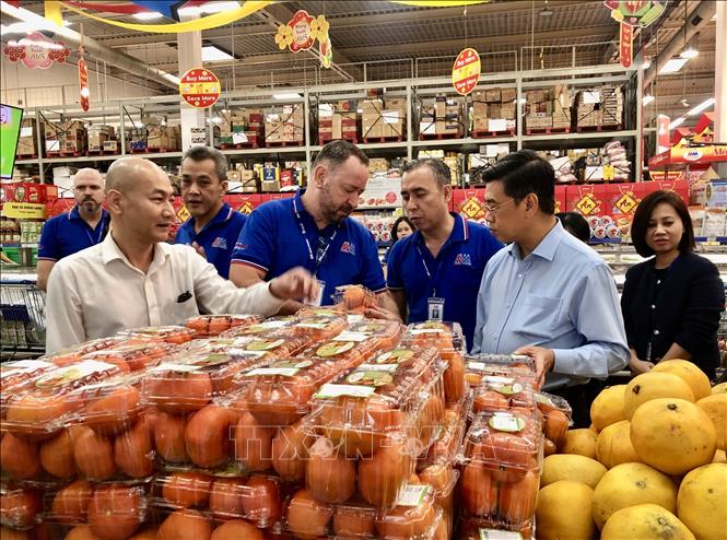 Đoàn công tác kiểm tra nhóm mặt hàng trái cây tại MM Mega Market An Phú. Ảnh: Mỹ Phương – TTXVN 
