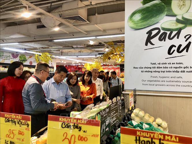 Đoàn công tác kiểm tra nhóm hàng rau củ tại điểm bán lẻ Thành phố Hồ Chí Minh. Ảnh: Mỹ Phương – TTXVN