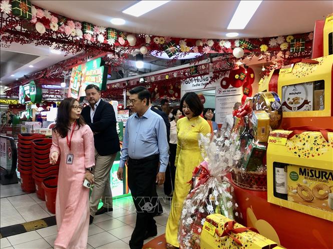 Đoàn công tác kiểm tra siêu thị Top Market Thảo Điền. Ảnh: Mỹ Phương – TTXVN