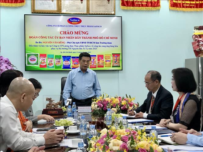 Phó Chủ tịch UBND Thành phố Hồ Chí Minh Nguyễn Văn Dũng (đứng) làm việc với Công ty cổ phần Lương thực Thực phẩm Safoco. Ảnh: Mỹ Phương – TTXVN 