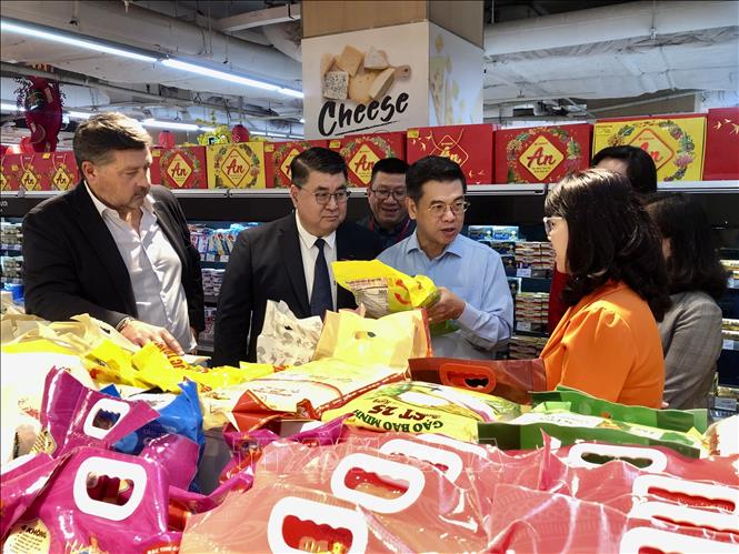 Đoàn công tác kiểm tra nhóm mặt hàng gạo tại siêu thị Top Market Thảo Điền. Ảnh: Mỹ Phương – TTXVN