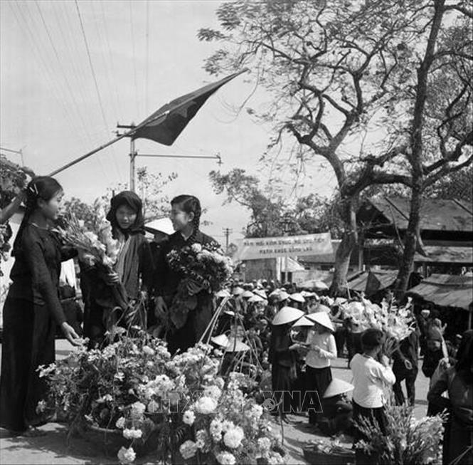 Phiên chợ Bưởi chiều cuối năm. Ảnh: TTXVN