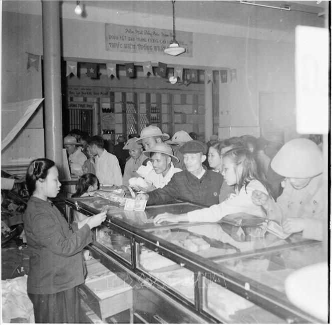  Cửa hàng mậu dịch phục vụ Tết Bính Thân 1956 tại Hà Nội. Ảnh: TTXVN