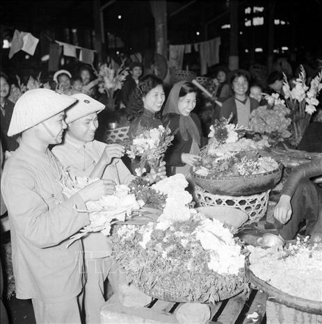 Không khí mua sắm Tết tại các cửa hàng mậu dịch những ngày giáp Tết. Ảnh: TTXVN