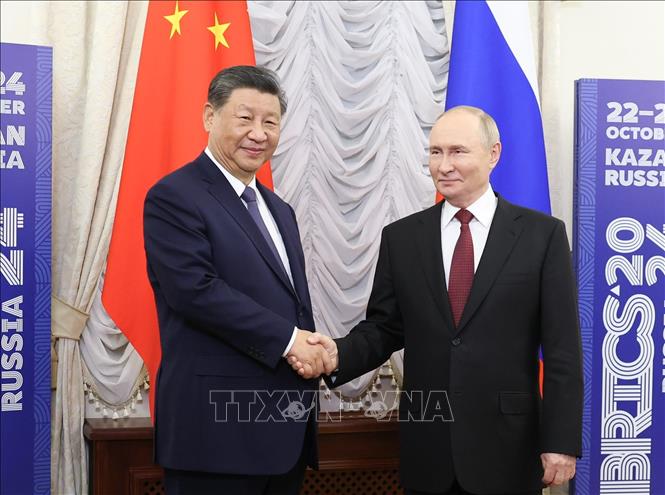 (Tư liệu) Tổng thống Nga Vladimir Putin và Chủ tịch Trung Quốc Tập Cận Bình tại cuộc gặp ở Kazan, Nga, ngày 22/10/2024. Ảnh: THX/TTXVN