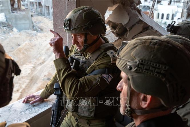 (Tư liệu) Tổng tham mưu trưởng Lực lượng Phòng vệ Israel Herzi Halevi (giữa) tại Dải Gaza tại 17/10/2024. Ảnh: THX/TTXVN 
