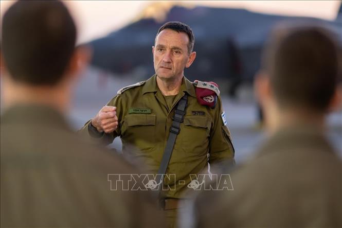 (Tư liệu) Tổng tham mưu trưởng Lực lượng Phòng vệ Israel Herzi Halevi (giữa) tại cuộc họp ở căn cứ không quân Nevatim, miền nam Israel, ngày 15/4/2024. Ảnh: THX/TTXVN 