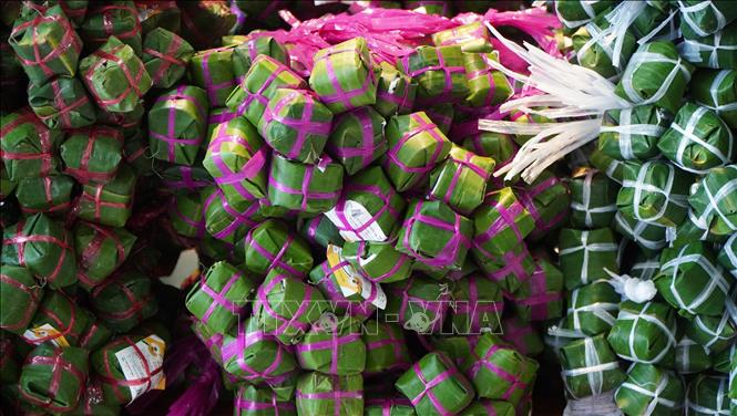 Nem Lai Vung is carefully wrapped in one or two layers of banana leaves, giving the meat an ideal condition to ferment. VNA Photo: Nhựt An
