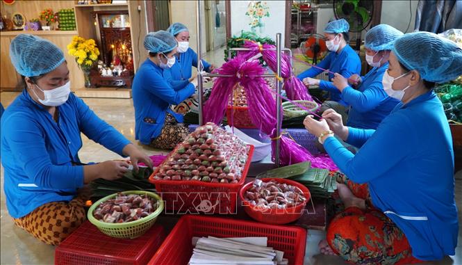 Workers focus to meet Tet high demand. VNA Photo: Nhựt An