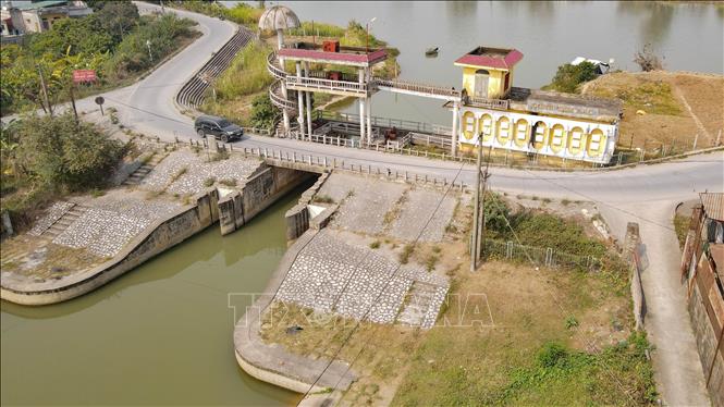 Cống Tam Lạc (thành phố Thái Bình) được mở để dẫn nước cho diện tích lúa Xuân 2025. Ảnh: Vũ Quang – TTXVN