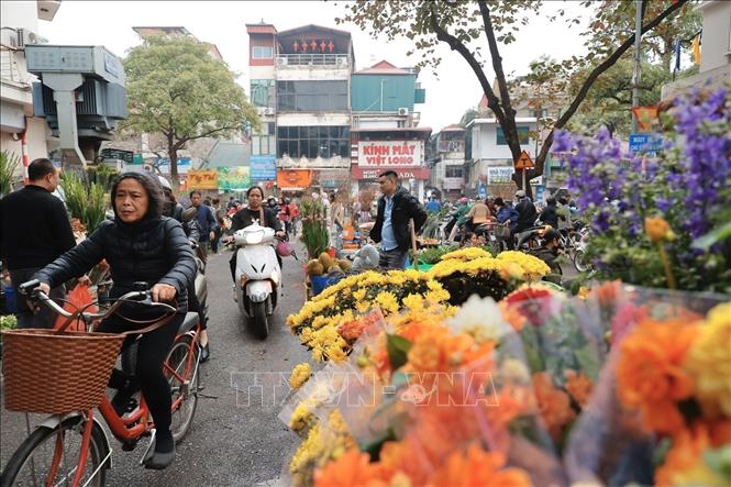 Markets in Hanoi are bustling as locals are preparing for Tet (Lunar New Year) celebrations. VNA Photo: Minh Quyết