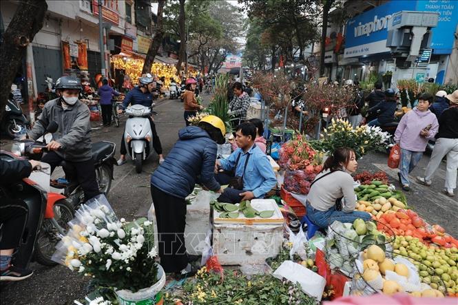 Markets in Hanoi are bustling as locals are preparing for Tet celebrations. VNA Photo: Minh Quyết