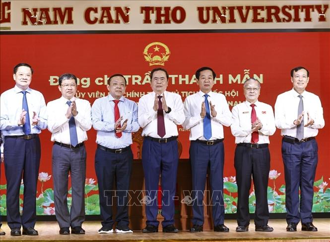 Chủ tịch Quốc hội Trần Thanh Mẫn với đại biểu và lãnh đạo Trường Đại học Nam Cần Thơ. Ảnh: Doãn Tấn - TTXVN