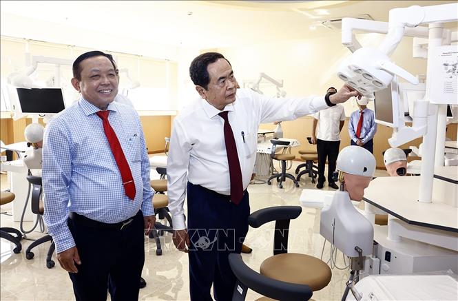  Chủ tịch Quốc hội thăm Khoa Răng - Hàm - Mặt, Viện Khoa học Sức khỏe DNC tại Đại học Nam Cần Thơ. Ảnh: Doãn Tấn - TTXVN