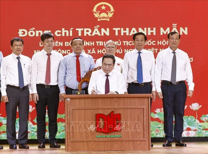 Chủ tịch Quốc hội Trần Thanh Mẫn viết lưu bút tại Đại học Nam Cần Thơ. Ảnh: Doãn Tấn - TTXVN