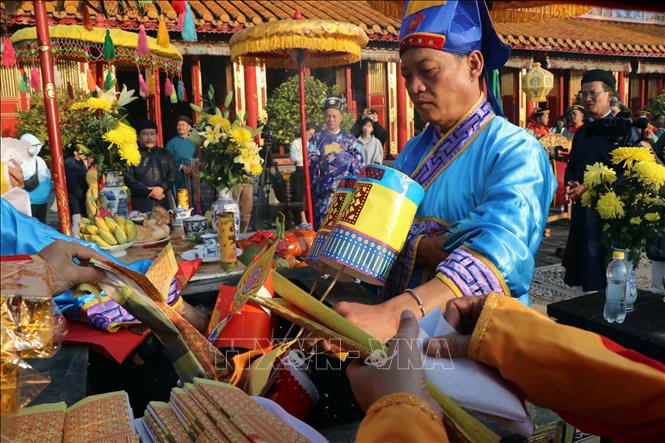Hoá giấy tiền trong lễ Thướng tiêu, trước Triệu Tổ Miếu ở Đại Nội Huế, nơi thờ các vị Chúa Nguyễn. Ảnh: Đỗ Trưởng - TTXVN
