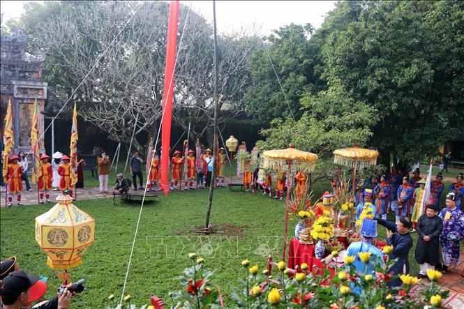 Lãnh đạo Trung tâm Bảo tồn Di tích Cố đô Huế làm lễ dựng cây nêu ngày Tết tại di tích Thế Tổ Miếu, nơi thờ các vị Vua nhà Nguyễn. Ảnh: Đỗ Trưởng - TTXVN