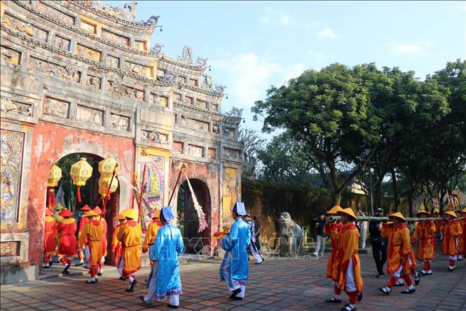 Cây nêu được rước trong Hoàng cung Huế để làm lễ trồng tại Thế Tổ Miếu, nơi thờ các vị Vua nhà Nguyễn. Ảnh: Đỗ Trưởng - TTXVN