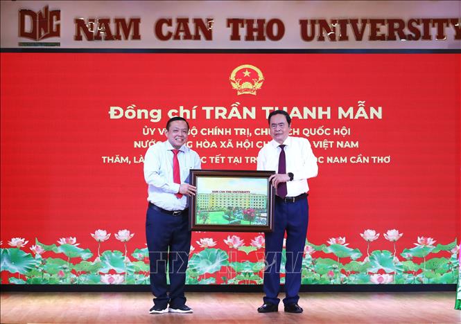 Tiến sĩ, Luật sư Nguyễn Tiến Dũng, Chủ tịch Hội đồng quản trị Trường Đại học Nam Cần Thơ, tặng bức tranh toàn cảnh Trường cho Đoàn công tác Quốc hội. Ảnh: Ánh Tuyết - TTXVN                               