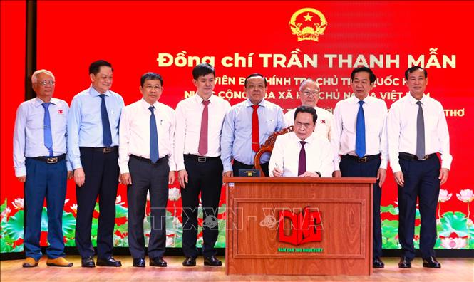 Chủ tịch Quốc hội Trần Thanh Mẫn ghi sổ lưu niệm tại Đại học Nam Cần Thơ. Ảnh: Ánh Tuyết - TTXVN                               