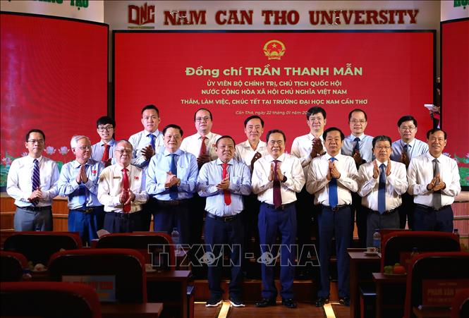 Đoàn công tác Quốc hội cùng Hội đồng Quản trị và Ban Giám hiệu Trường Đại học Nam Cần Thơ tại sự kiện. Ảnh: Ánh Tuyết - TTXVN
