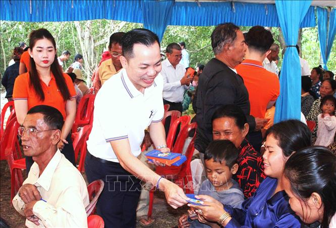 Ông Phùng Thái Phụng, Thành viên Hội đồng quản trị kiêm Tổng Giám đốc Sacombank Cambodia, trao phong bao lì xì Tết cho người dân trong khuôn khổ chương trình. Ảnh: Hoàng Minh - PV TTXVN tại Campuchia 