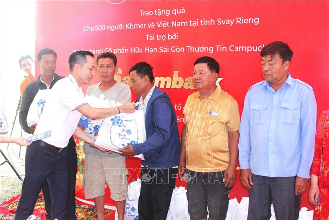 Ông Phùng Thái Phụng, Thành viên Hội đồng quản trị kiêm Tổng Giám đốc Sacombank Cambodia, trao tặng quà Tết cho người Khmer và gốc Việt có hoàn cảnh khó khăn tại tỉnh Svay Rieng. Ảnh: Hoàng Minh - PV TTXVN tại Campuchia 