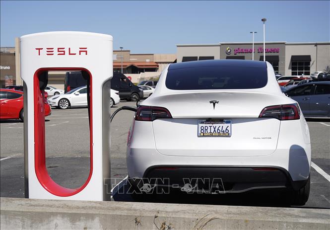 Xe ô tô điện của hãng Tesla tại San Bruno, bang California, Mỹ. Ảnh: THX/TTXVN 