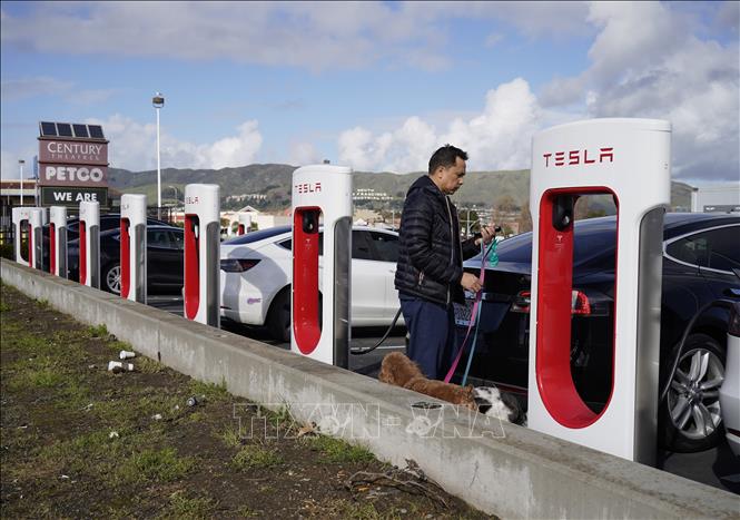 Trạm sạc xe điện của Hãng Tesla ở  San Bruno, California, Mỹ. Ảnh: THX/TTXVN