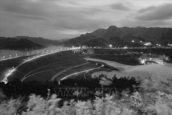 Nhà máy Thủy điện Hòa Bình chính thức khánh thành ngày 20/12/1994, sau hơn 15 năm thi công với ý nghĩa quan trọng: vừa trị thủy sông Đà, chống lũ giảm nhẹ thiên tai, đảm bảo cho vùng Đồng bằng Bắc Bộ và Thủ đô Hà Nội; vừa sản xuất điện năng cung cấp cho phát triển kinh tế-xã hội đất nước và phục vụ đời sống sinh hoạt của nhân dân. Ảnh: TTXVN