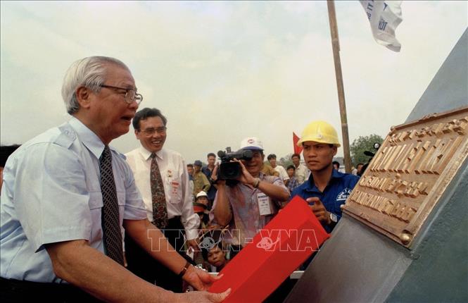  Trong giai đoạn từ Đại hội VII đến Đại hội VIII, Đảng đã có những đổi mới đi vào chiều sâu của quan hệ sản xuất, đưa nền kinh tế đạt được nhiều thành tựu quan trọng. Việt Nam đã ra khỏi khủng hoảng kinh tế – xã hội nghiêm trọng và kéo dài hơn 15 năm. Những thành tựu đó một lần nữa khẳng định sự nghiệp đổi mới đất nước được đề ra tại Đại hội VI là đúng đắn. Trong ảnh: Ngày 25/5/1995, Thủ tướng Võ Văn Kiệt dự lễ khánh thành và gắn biển công trình cầu Việt Trì bắc qua sông Lô, tỉnh Vĩnh Phúc. Ảnh: Minh Đạo – TTXVN