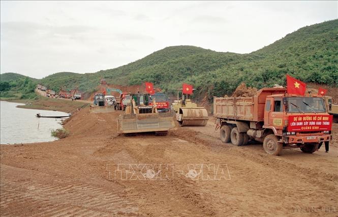  Trong giai đoạn từ Đại hội VII đến Đại hội VIII, Đảng đã có những đổi mới đi vào chiều sâu của quan hệ sản xuất, đưa nền kinh tế đạt được nhiều thành tựu quan trọng. Việt Nam đã ra khỏi khủng hoảng kinh tế – xã hội nghiêm trọng và kéo dài hơn 15 năm. Những thành tựu đó một lần nữa khẳng định sự nghiệp đổi mới đất nước được đề ra tại Đại hội VI là đúng đắn. Trong ảnh: Lễ ra quân xây dựng đường Hồ Chí Minh giai đoạn I, sáng 6/4/2000, tại Khe Gát, xã Xuân Sơn, huyện Bố Trạch, tỉnh Quảng Bình. Ảnh: Hoài Nam - TTXVN