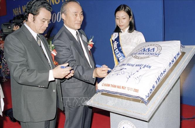 Các nghị quyết của Đảng từ Đại hội VIII đến nay tiếp tục khẳng định sự kiên định, kiên trì thực hiện đường lối đổi mới đổi mới đất nước và hội nhập quốc tế. Trong ảnh: Lễ khánh thành Nhà máy xi măng Nghi Sơn (Thanh Hoá), ngày 13/11/2000. Ảnh: Hoàng Lâm - TTXVN