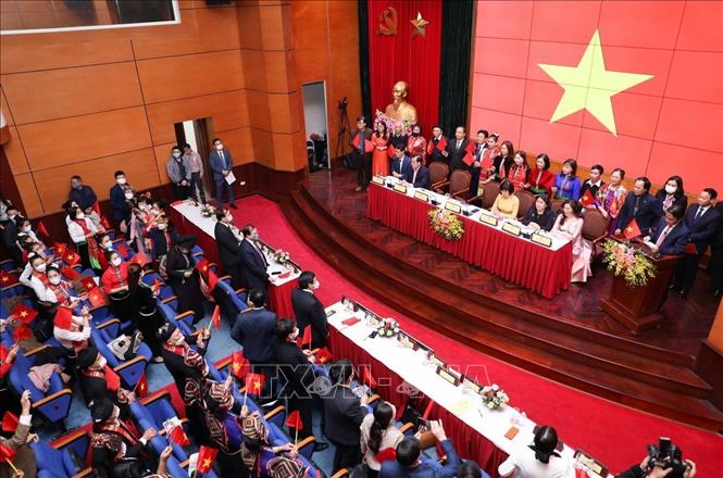 Giây phút Nghệ thuật Xòe Thái của Việt Nam chính thức được UNESCO ghi danh vào Danh sách Di sản Văn hóa Phi vật thể Đại diện của Nhân loại tại đầu cầu Bộ Văn hóa, Thể thao và Du lịch tại Hà Nội (2021). Ảnh: Thanh Tùng-TTXVN