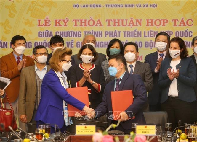 Lễ ký kết thoả thuận trong lĩnh vực giảm nghèo giữa Văn phòng Quốc gia về giảm nghèo (Bộ Lao động - Thương binh và Xã hội) và Chương trình Phát triển Liên Hợp Quốc (UNDP), ngày 28/2/2022. Ảnh: Tuấn Đức - TTXVN