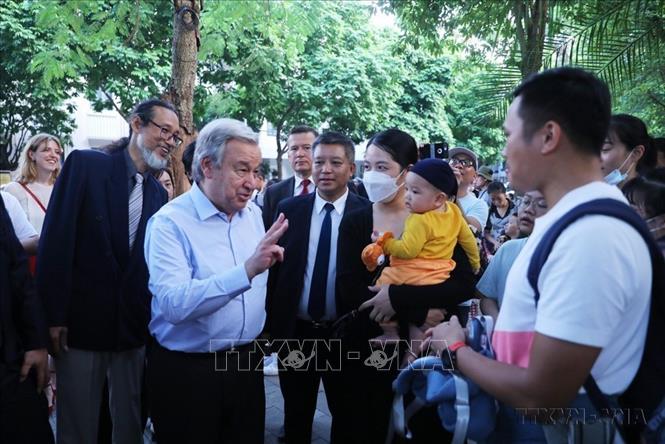 Tổng Thư ký Liên hợp quốc António Guterres thăm hỏi, nói chuyện với du khách và người dân Hà Nội trong chuyến thăm và làm việc tại Việt Nam (22/10/2022). Ảnh: TTXVN