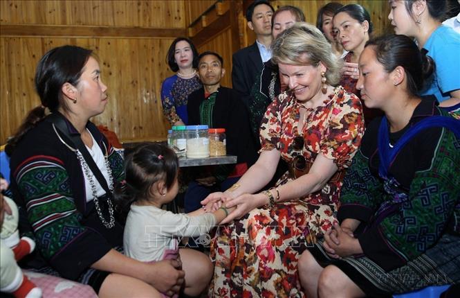 Hoàng hậu Vương quốc Bỉ Mathilde, Chủ tịch danh dự của Quỹ Nhi đồng Liên hợp quốc (UNICEF) Bỉ dự buổi hướng dẫn nấu các bữa ăn dinh dưỡng cho trẻ nhỏ sử dụng nguyên liệu sẵn có tại địa phương tại thôn Lao Hàng Chải, xã Hoàng Liên, thị xã Sa Pa, tại tỉnh Lào Cai (2023). Ảnh: Quốc Khánh – TTXVN
