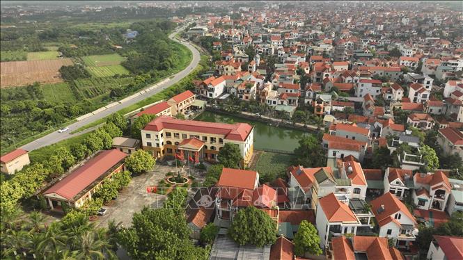 Gần 40 năm đổi mới, dưới sự lãnh đạo của Đảng, đời sống của người dân được cải thiện rõ rệt, hoàn thành về đích sớm các mục tiêu thiên niên kỷ. Trong ảnh: Làng quê nông thôn mới ở xã Yên Sở, huyện Hoài Đức (Hà Nội). Ảnh: Vũ Sinh - TTXVN