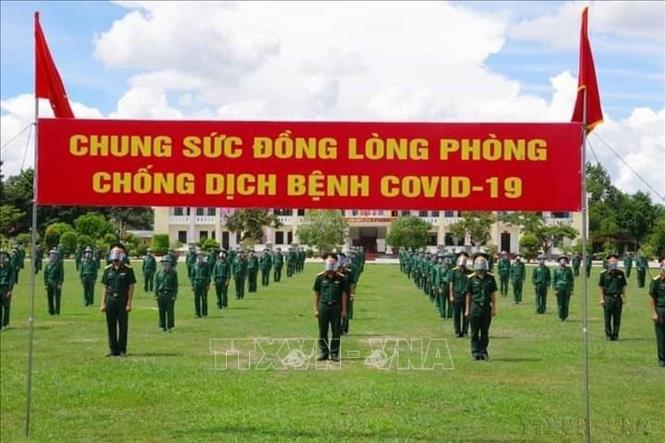 Đảng đã lãnh đạo đất nước vượt qua đại dịch COVID-19, với mục tiêu “Không để ai bị bỏ lại phía sau”. Trong ảnh: Lễ xuất quân, cử 300 cán bộ, chiến sĩ thuộc Trung đoàn 4 tăng cường cho lực lượng quân y hỗ trợ nhân dân tỉnh Tây Ninh phòng, chống dịch COVID-19. Ảnh: TTXVN phát
